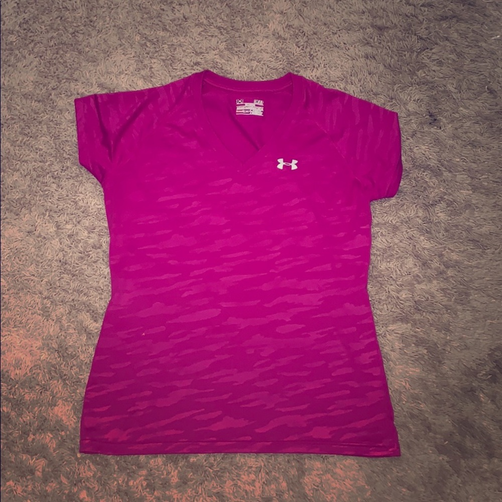 Under armor magenta V-neck￼